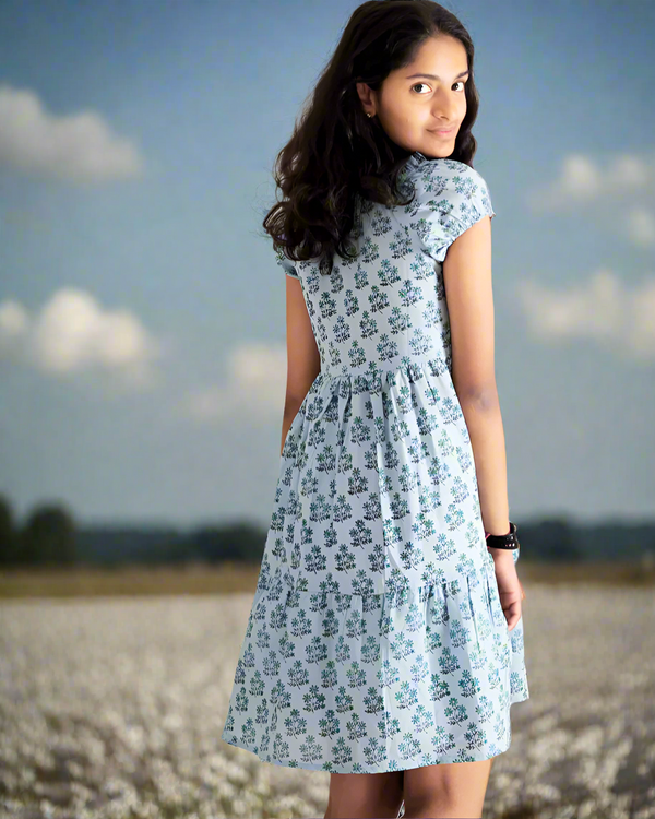 Teen girl wearing a blue printed dressrelaxed fit – YoungnCool l YnCLife