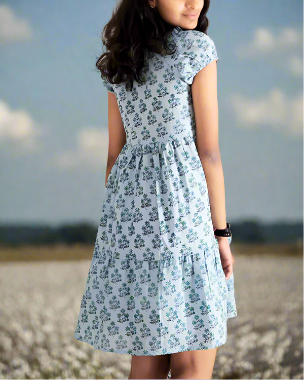 Teen girl wearing a blue printed dressrelaxed fit – YoungnCool l YnCLife