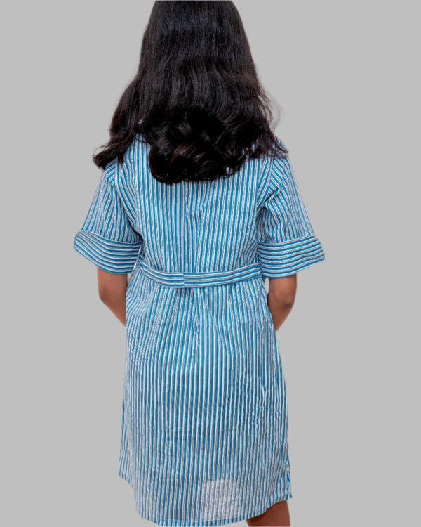 Teen girl wearing a blue Striped Shirt dress with collar relaxed fit – YoungnCool l YnCLife