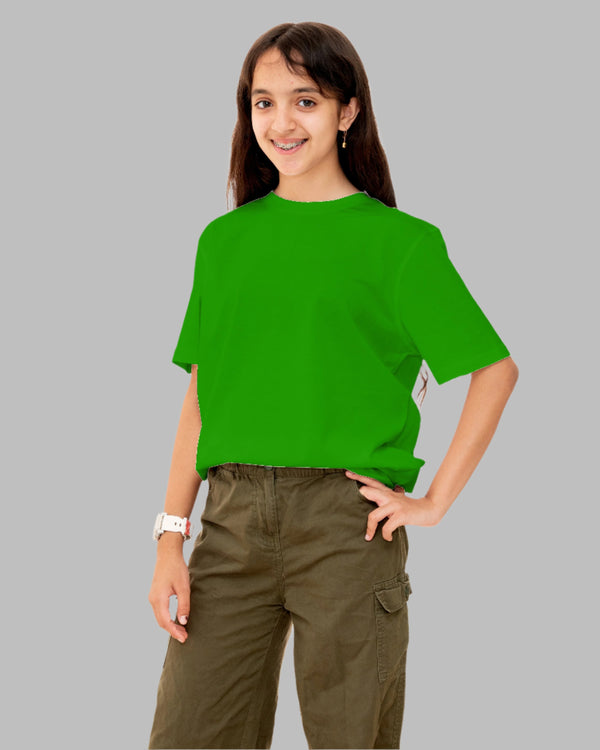 Teen girl wearing oversized solid t-shirt streetwear style by YoungnCool-YnCLife