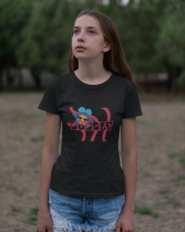 Teen girl wearing graphic t-shirtdesign – streetwear style by YoungnCool YnCLife