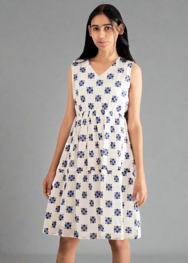 Teen girl wearing a white printed sleevless relaxed fitdress – YoungnCool l YnCLife