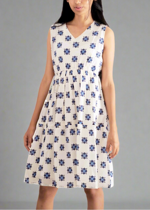 Teen girl wearing a white printed sleevless relaxed fitdress – YoungnCool l YnCLife